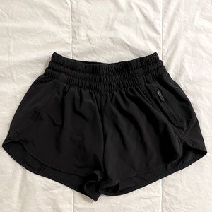 Lululemon Hotty Hot  low rise lined short 2.5 inch